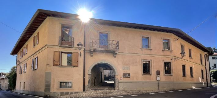 Il Portico - 1711 Luxury Guest House Hotels in Lecco
