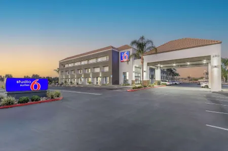 Studio 6 Suites Perris, CA Отели рядом с достопримечательностью «Orange Empire Railway Museum»