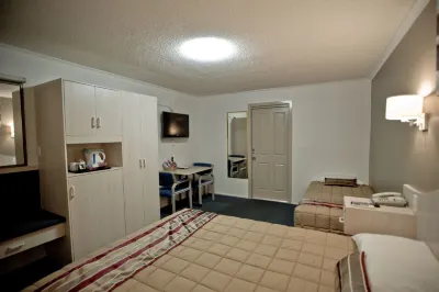 Centrepoint Motor Inn Hotel dekat FBA