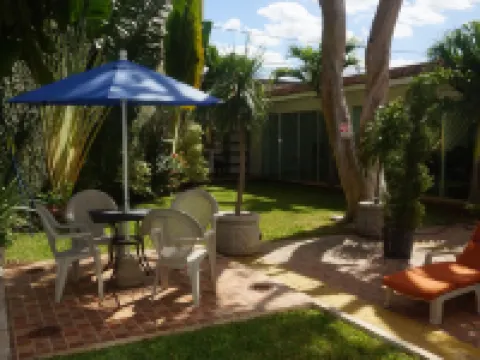 Hotel Las Dalias Inn โรงแรมใกล้สนามบินนานาชาติมานูเอล เกรสเซนซิโอ เรจอน