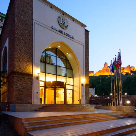 Tiflis Palace Отели рядом с достопримечательностью «Jumah Mosque»
