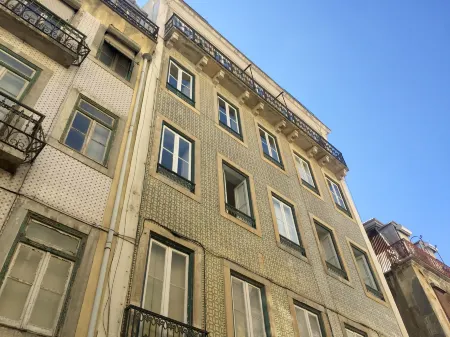 The Color Hostel Отели рядом с достопримечательностью «Триумфальная Арка на руа Аугушта»