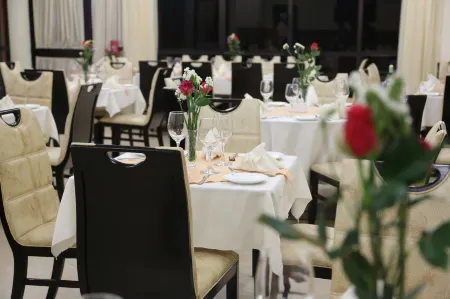 Caravan Hotel Отели рядом с достопримечательностью «AU Conference Center»