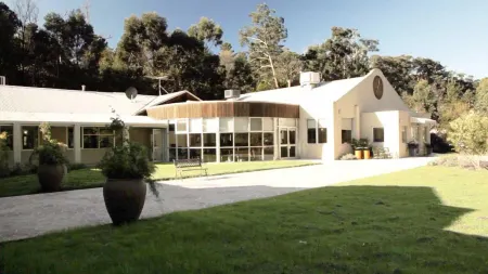 Foothills Отели рядом с достопримечательностью «Хеленс Хилл Эстейт»