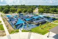 2 Bedroom STEPS to food & nightlife - Minutes to Beaches - NO cleaning fee!