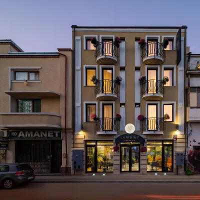 Labirint Boutique Hotel Отели рядом с достопримечательностью «Торговый центр Bucharest Mall»