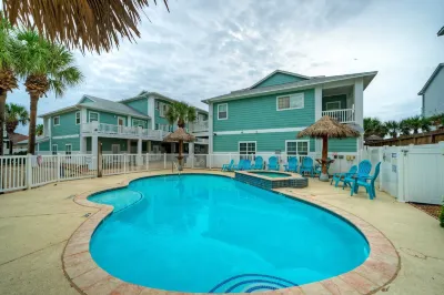 Stylish Condo w/ Pool & Spa Access, Wak to Beach Beach Breeze by Avantstay Hotels near University of Texas, Marine Science Institute