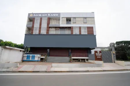 Alokah Kashi Отели рядом с достопримечательностью «Дхамек»