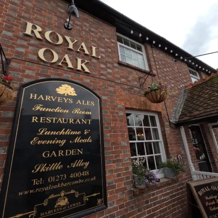 Royal Oak Retreat - Sleeps 6 Pub & Pet Friendly
