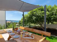 Contemporary Apartment with Terrace and Spacious Garden Hôtels à : Kastel Kambelovac