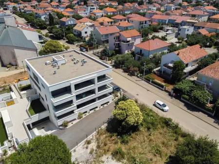 A Apartments Отели рядом с достопримечательностью «Kolovare Beach»