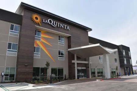 La Quinta Inn & Suites by Wyndham San Bernardino Отели рядом с достопримечательностью «Costco Gas Station»