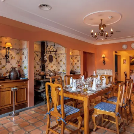 Pestana Quinta Perestrello Premium Boutique Hotel Отели рядом с достопримечательностью «Монастырь Санта-Клара-а-Велья»