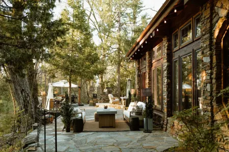 Luxury Nature Getaway Stonehouse by Casa Oso Отели в г. El Portal