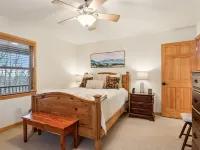 Private Mountain Cabin Retreat 1.5 acres, Amazing Views, Hot Tub, STARLINK Wifi Hotels in Notla