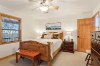 Private Mountain Cabin Retreat 1.5 acres, Amazing Views, Hot Tub, STARLINK Wifi