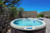 Hot Tub, Pool, King Bed, Views, Easy Access to Sedona Stargazer Cottage!