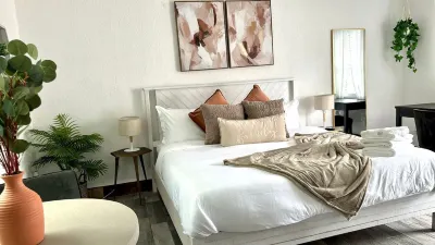 Shared Pool and Game Zone Amenities - Cozy Studio Haven فنادق في Largo
