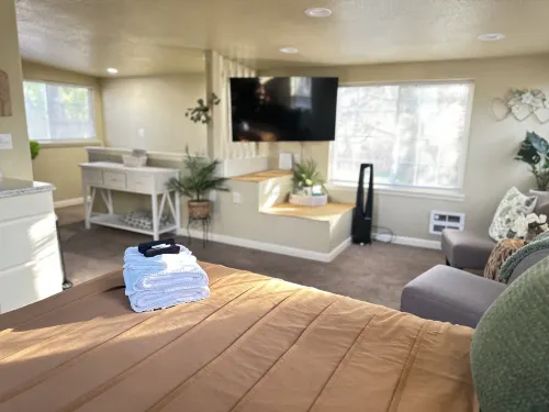 Kitchenette and Off Street Parking Access - Charming Studio Escape Các khách sạn ở Medford