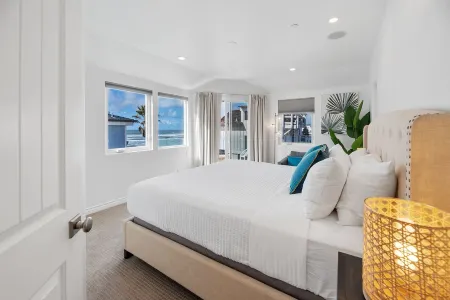 The Mission Beach VIP- Luxury Home, 3 Private Decks, 30 steps to the Beach! Отели рядом с достопримечательностью «Ошен Дискавери Институт»