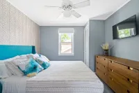 The Norwood Nook – Walkable Stay Near O’Hare & Metra! Hotel a 