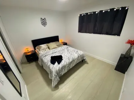 luxurious Charming 2-bed house with WiFi and AC with arcade pac-man pet friendly