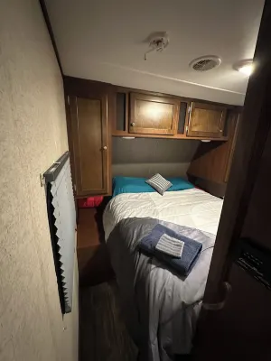 Cozy 2-bedroom caravan in nice Cleburne with AC, WiFi