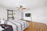 Newly remodeled 5BR 3BA w/pool up to 16 ppl