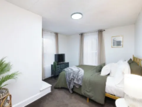 Cozy, Convenient Getaway 3Bd2Ba dog-friendly home in wonderful Akron, OH Hotels in Akron