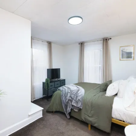 Cozy, Convenient Getaway 3Bd2Ba dog-friendly home in wonderful Akron, OH