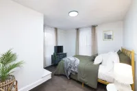 Cozy, Convenient Getaway 3Bd2Ba dog-friendly home in wonderful Akron, OH