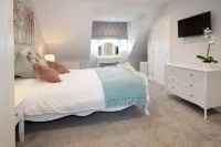 Stunning newly built harbourside 3-bed property-3 mins walk from beach and pier