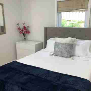 Exclusive Escape- 1 mile to metro w/ FULL kitchen! Rooms