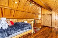 Luxurious Cozy Log Cabin in the Woods, Private getaway at the lake!