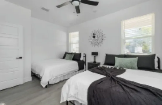 Sleeps 20 in FW Stockyards w HotTub & MiniGolf