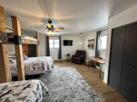 Cozy 1-bedroom apartment unit C, sleeps 6  across from famous Cody Nite Rodeo!