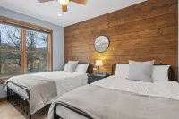 Riverfront Chalet on 5 acres~GameRoom~Spa~Gym~Firepit~Theater~2min to CrystalMtn Hotels in Springdale Township