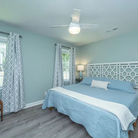 10 Mins to Sullivan's Island w/Fenced Backyard, Cozy Mt. P Ranch