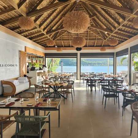 Cook's Bay Hotel & Suites