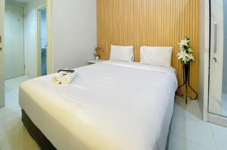 Nice and Cozy Studio at Amartha View Apartment Отели в г. Ngaliyan