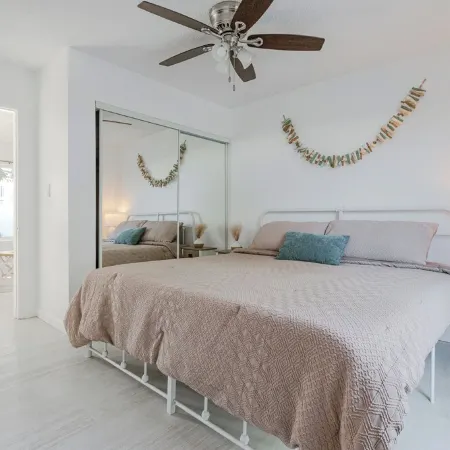 King Suite Steps to Oceanside Beach W/ Private Patio & Grill + Free Parking