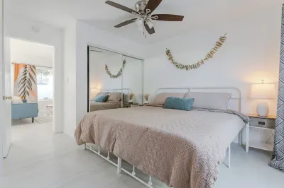 King Suite - Cozy Home Steps To Beach, Close to Restaurants, Shops & Pier