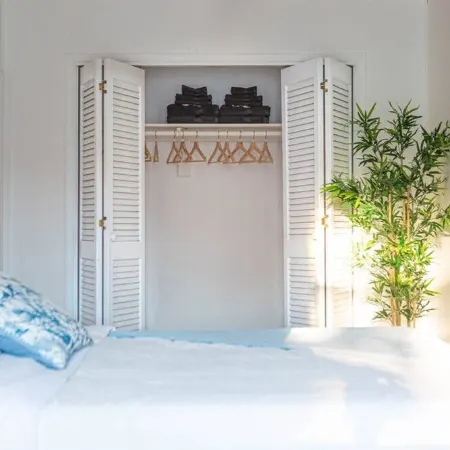 Beautiful Apt ONE STOP from Manhattan
