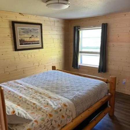 Cozy 2-bedroom cabin near endless trails. Family and pet friendly. Fire pit & AC