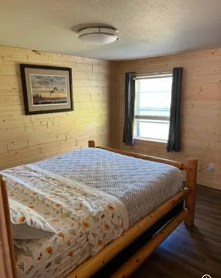 Cozy 2-bedroom cabin near endless trails. Family and pet friendly. Fire pit & AC