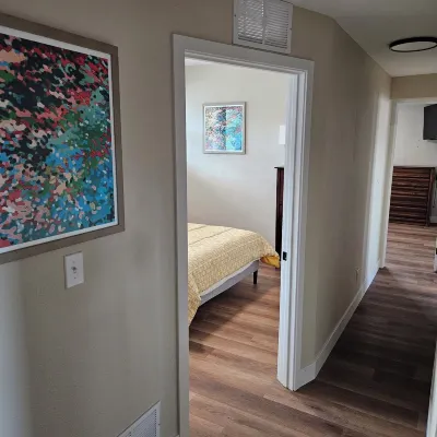 It's a newly remodeled, charming home, with cute decor and all the amenities! Các khách sạn gần CSU Extension