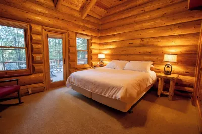 Beautiful Mountain Lodge! 7,000 Sq. Ft W/ Pond Hotel dekat Whiting Sawmill