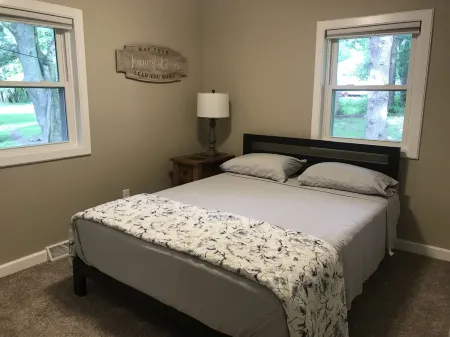 Nagawicka Woods-Beautiful Lake Country Ranch Home Отели в г. Делафилд