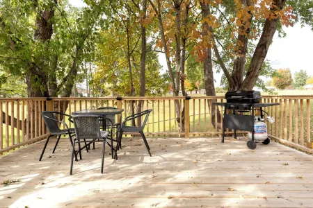 Hot Tub and Fire Pit near Mammoth Cave National Park- Pet Friendly