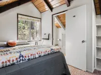 Owl's Nest - Walking Distance to Lake, Hot Tub, Pet Friendly w/ New AC アーノルドのホテル